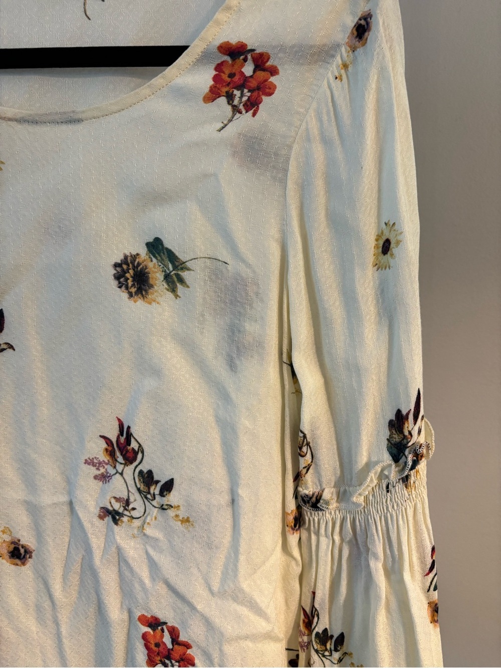 ILLA ILLA Cream Floral Bell-Sleeve Blouse size small - Picture 3 of 7